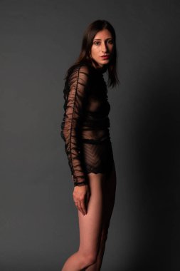 Şeffaf kahverengi bir elbise uzun boylu ince Ukraynalı esmer