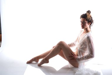 Uzun boylu ince esmer bir saf beyaz dantel şal