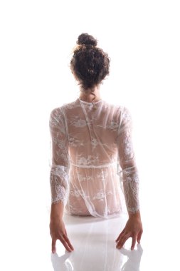 Uzun boylu ince esmer bir saf beyaz dantel şal