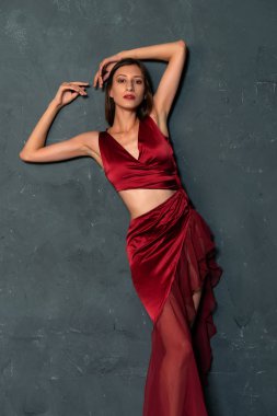 Parlak kırmızı elbiseli uzun boylu ince Ukraynalı esmer