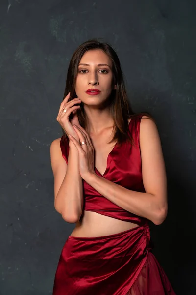 Alta Morena Ucraniana Delgada Vestido Vermelho Brilhante — Fotografia de Stock