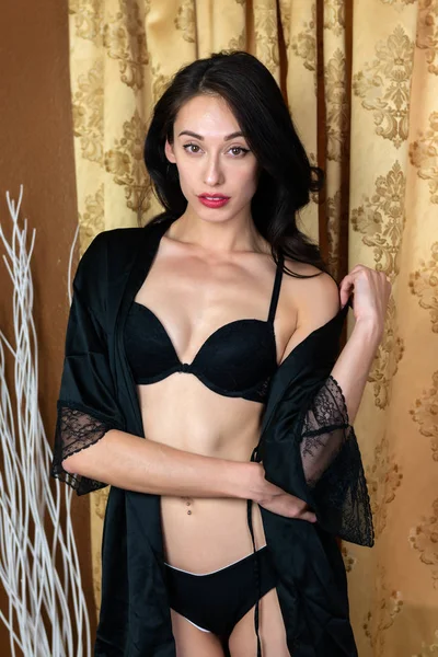 Uzun boylu ince Avrasya kadın siyah iç çamaşırı