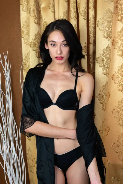 Uzun boylu ince Avrasya kadın siyah iç çamaşırı