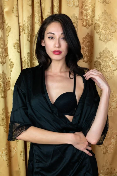 Uzun boylu ince Avrasya kadın siyah iç çamaşırı