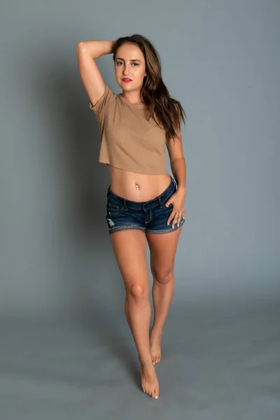 Beautiful Petite Brunette Tan Knit Top Denim Shorts — Stock Photo, Image