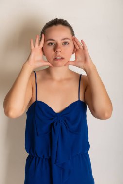 Bir mavi romper elbise oldukça minyon esmer