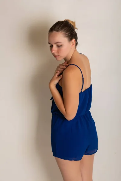 Morena Muito Pequena Vestido Romper Azul — Fotografia de Stock