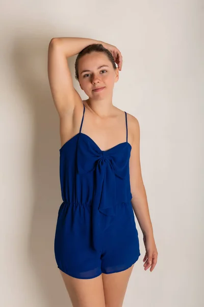 Morena Muito Pequena Vestido Romper Azul — Fotografia de Stock