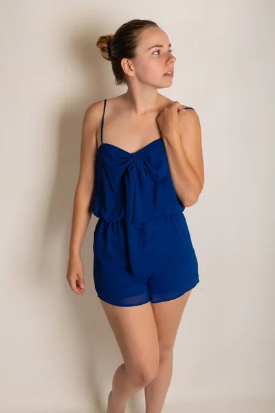 Bastante Pequeña Morena Vestido Rompeolas Azul —  Fotos de Stock