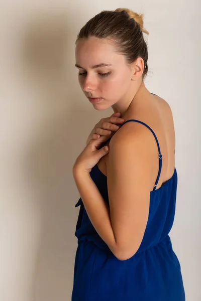 Vrij Petite Brunette Een Jurk Blauw Romper — Stockfoto