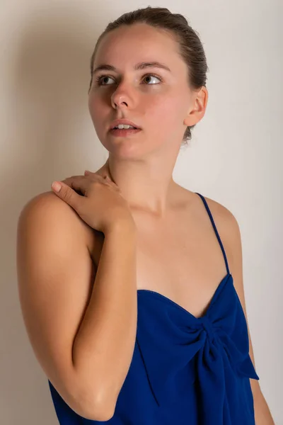 Bir Mavi Romper Elbise Oldukça Minyon Esmer — Stok fotoğraf
