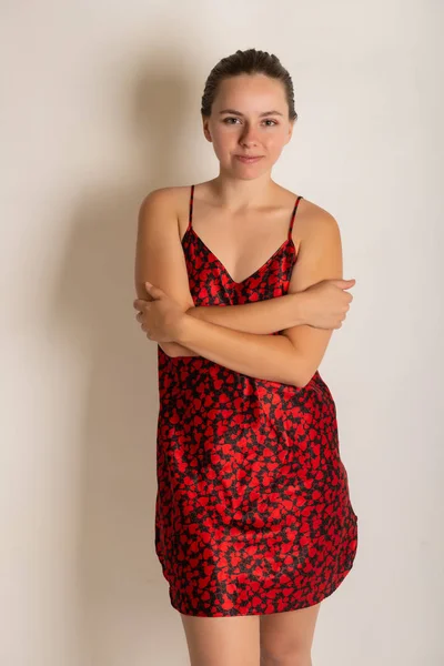 Hübsche Zierliche Brünette Einem Rot Schwarzen Kleid — Stockfoto
