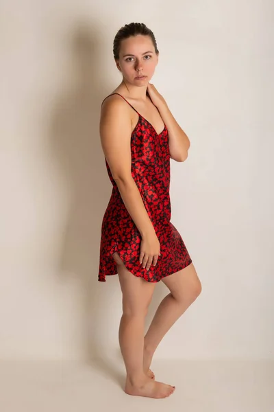 Jolie Petite Brune Dans Une Robe Rouge Noire — Photo