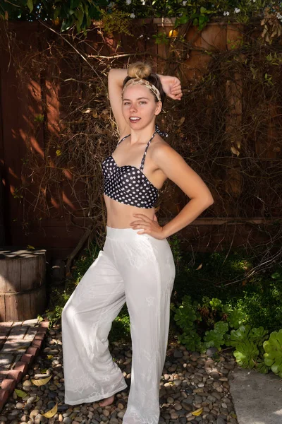 Vrij Petite Brunette Een Polka Dot Midriff Boven Witte Broek — Stockfoto