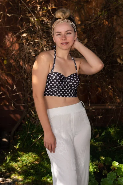 Vrij Petite Brunette Een Polka Dot Midriff Boven Witte Broek — Stockfoto