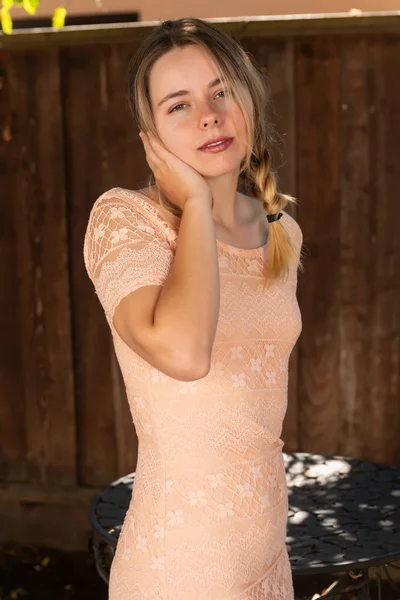 桃のドレスではかなり小柄なブルネット — ストック写真