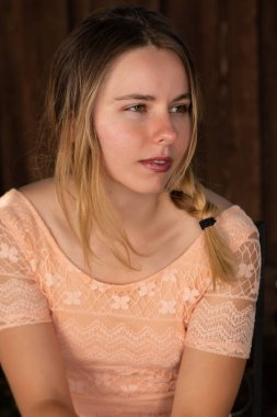 Şeftali bir elbise oldukça minyon esmer