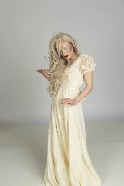 Jeune Femme Blonde Pâle Dans Une Robe Jaune — Photo