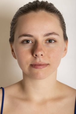 Bir mavi romper elbise oldukça minyon esmer