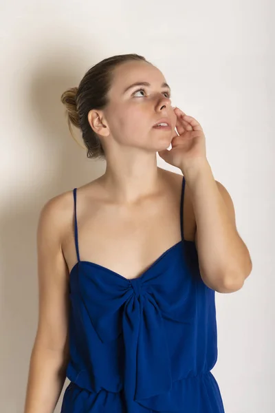 Αρκετά Μικροκαμωμένη Μελαχρινή Ένα Μπλε Σαλοπετα Φόρεμα — Φωτογραφία Αρχείου