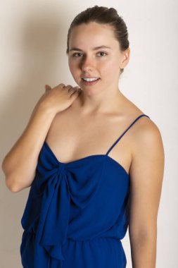 Bir mavi romper elbise oldukça minyon esmer