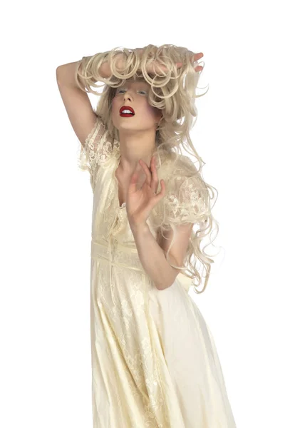 Blek Unga Blonda Kvinnan Gul Klänning — Stockfoto
