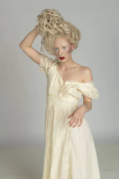 Blek Unga Blonda Kvinnan Gul Klänning — Stockfoto