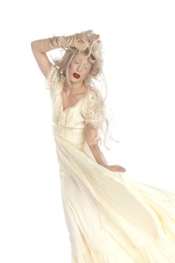 Soluk sarı elbiseli Genç Sarışın kadın