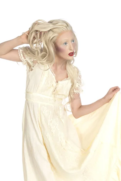 Blady Młoda Blondynka Żółtej Sukience — Zdjęcie stockowe