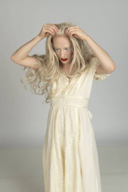 Soluk sarı elbiseli Genç Sarışın kadın