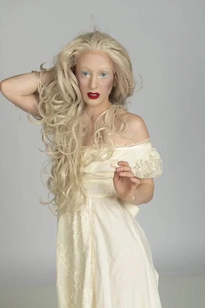 Бледная Молодая Блондинка Жёлтом Платье — стоковое фото
