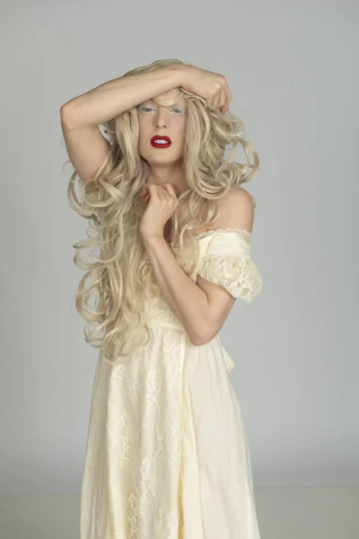 Jeune Femme Blonde Pâle Dans Une Robe Jaune — Photo