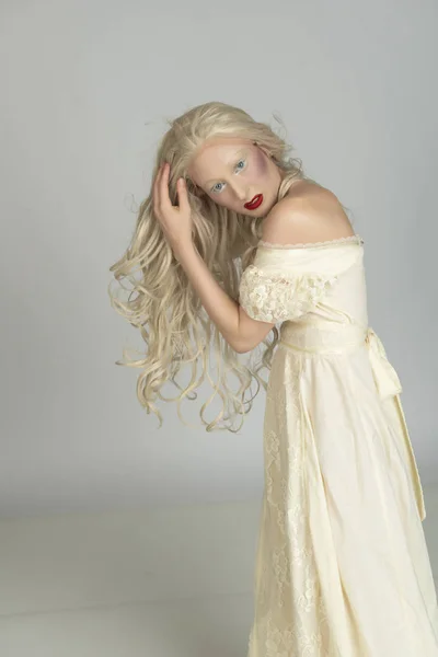 Бліда Молода Блондинка Жовтій Сукні — стокове фото