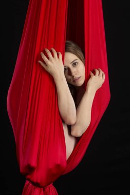 Esmer minyon atletik kırmızı ipek Koza Acrobat'ta