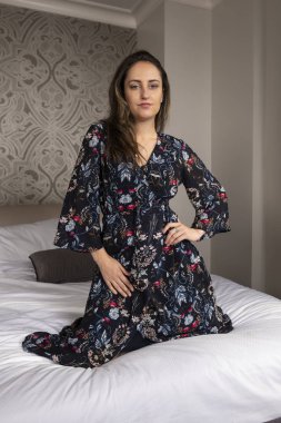 Petite genç esmer uzun gece mavisi yazdırma elbise