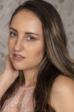 Petite genç esmer yüzünde portre