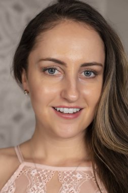 Petite genç esmer yüzünde portre