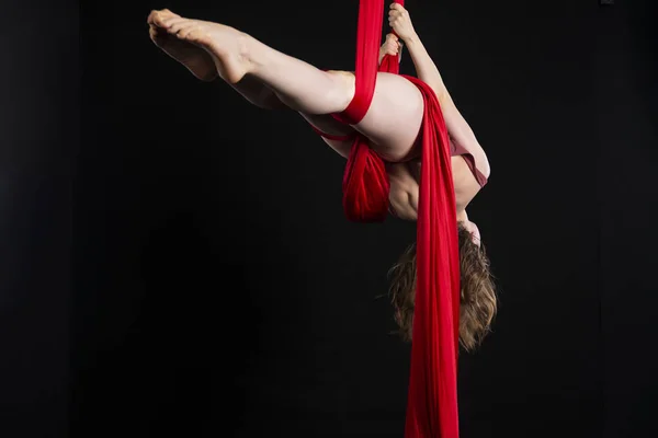 Brunetka acrobat na červeného hedvábí — Stock fotografie