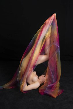 Gökkuşağı tül esmer