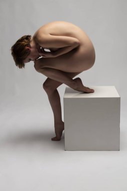 Redhead çıplak üzerinde Gray