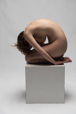 Redhead çıplak üzerinde Gray