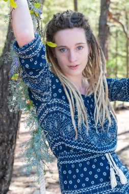 Bir salıncak sarışın