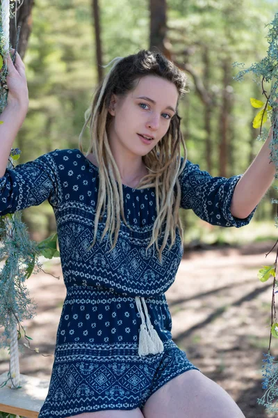 Blondine in einer Schaukel — Stockfoto