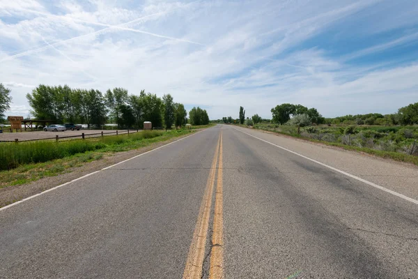 Road through grasslands — Stock Photo, Image