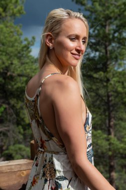 Uzun beyaz bir elbise sarışın