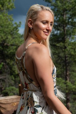 Uzun beyaz bir elbise sarışın