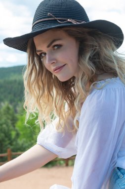 Kırmızı ve mavi sarışın