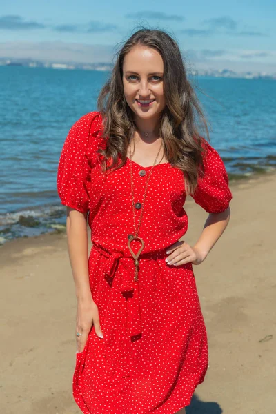 Morena en rojo en una playa —  Fotos de Stock