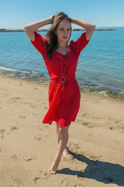 Bir plajda kırmızı esmer