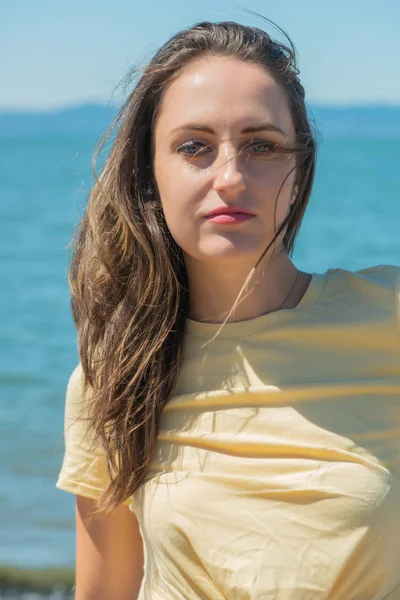 Brunette in yellow by the bay — Stock Photo, Image